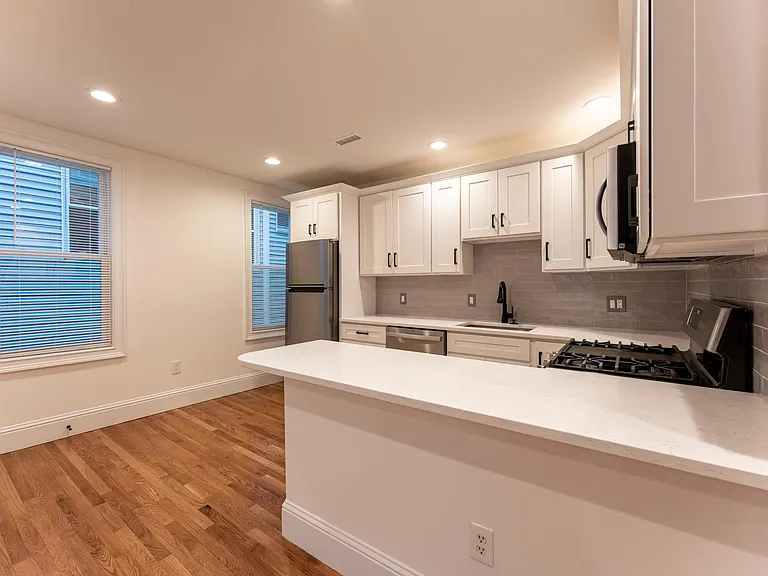 305 W 3rd St #2 — Photo 6