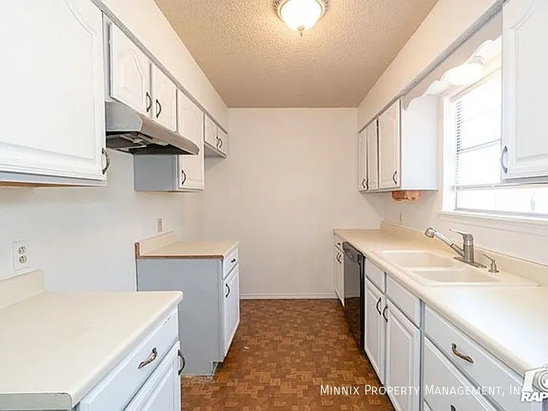2905 Ventura Ave — Photo 14