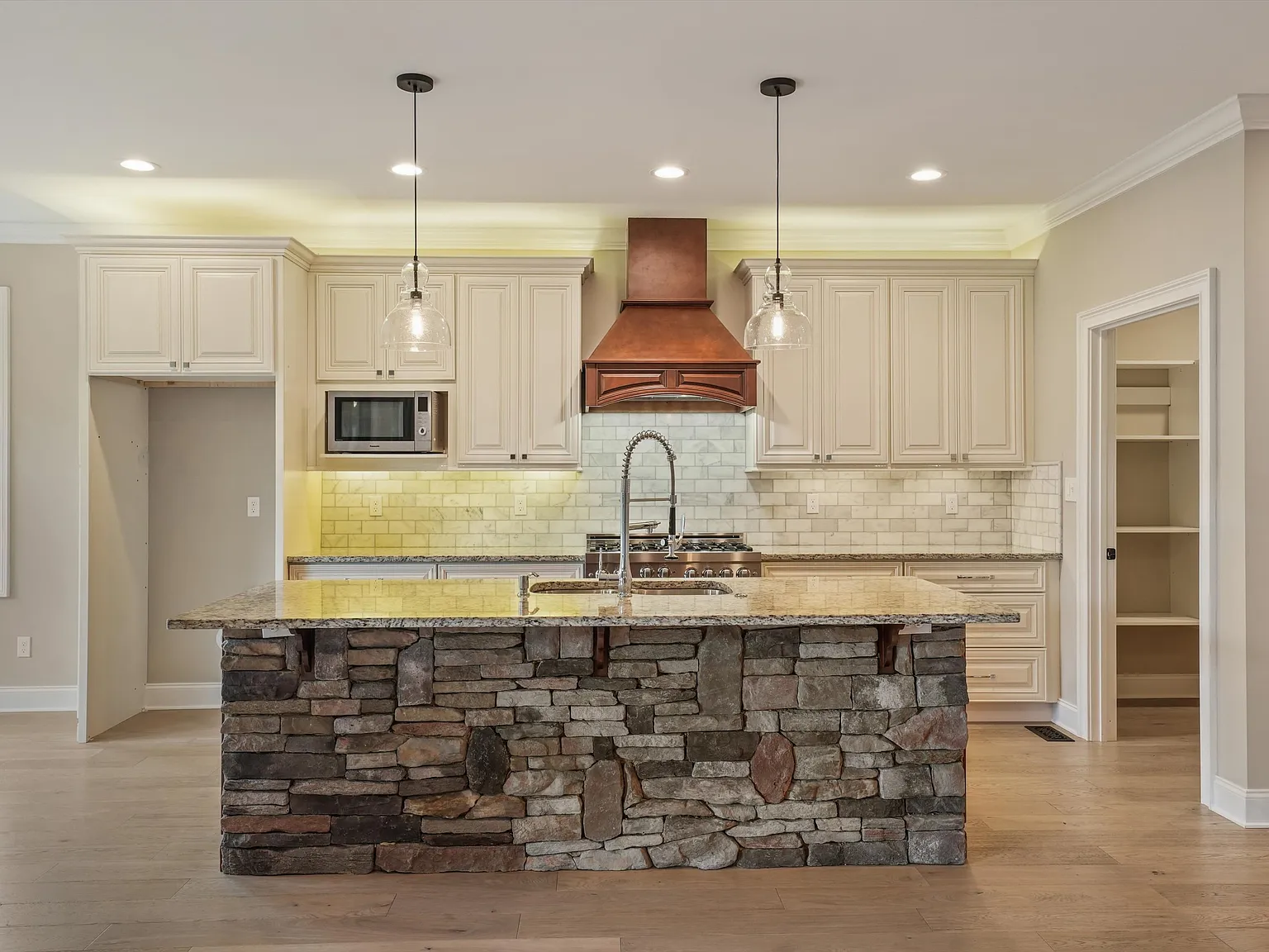 5 bed, 3.5 bath, 4600 sqft, $4,700 — Photo 4