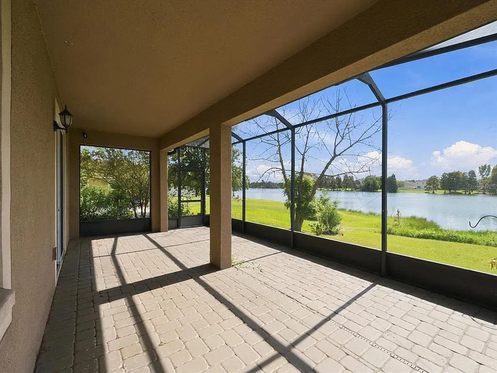 3 bed, 3.0 bath, 2413 sqft, $2,700 — Photo 3