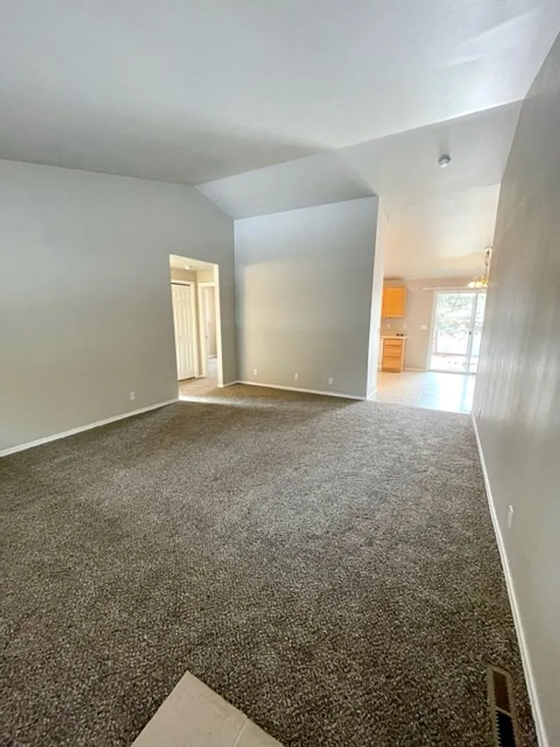 Beautiful 3 Bedroom Single Level home near Old Mill! — Photo 3