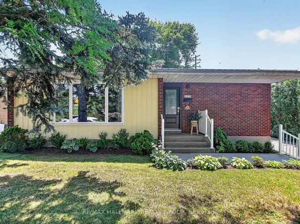 2670 Iris St, Ottawa, ON K2C 1E5