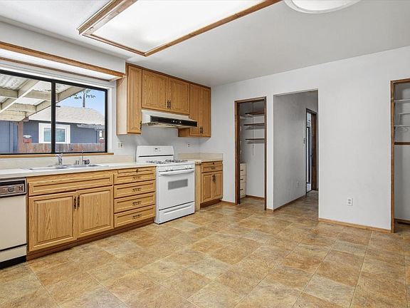 4th image of 353 West Ct