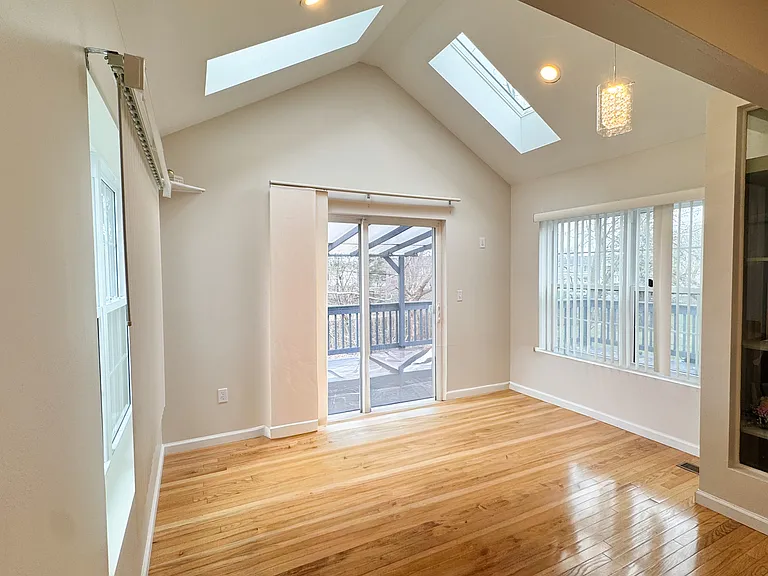 915 Huntclub Blvd — Photo 5