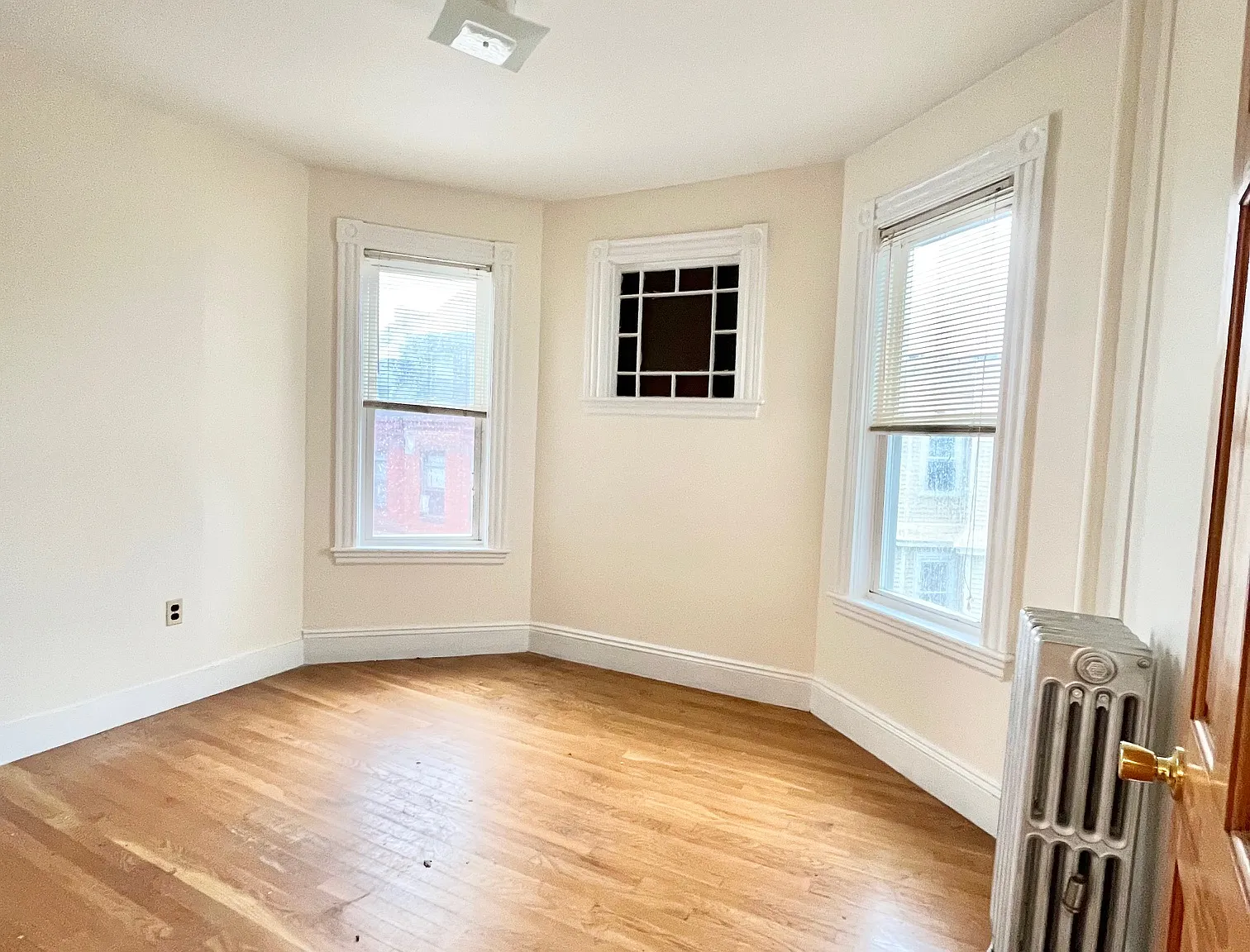 4 bed, 9999 sqft, $4,400 — Photo 2