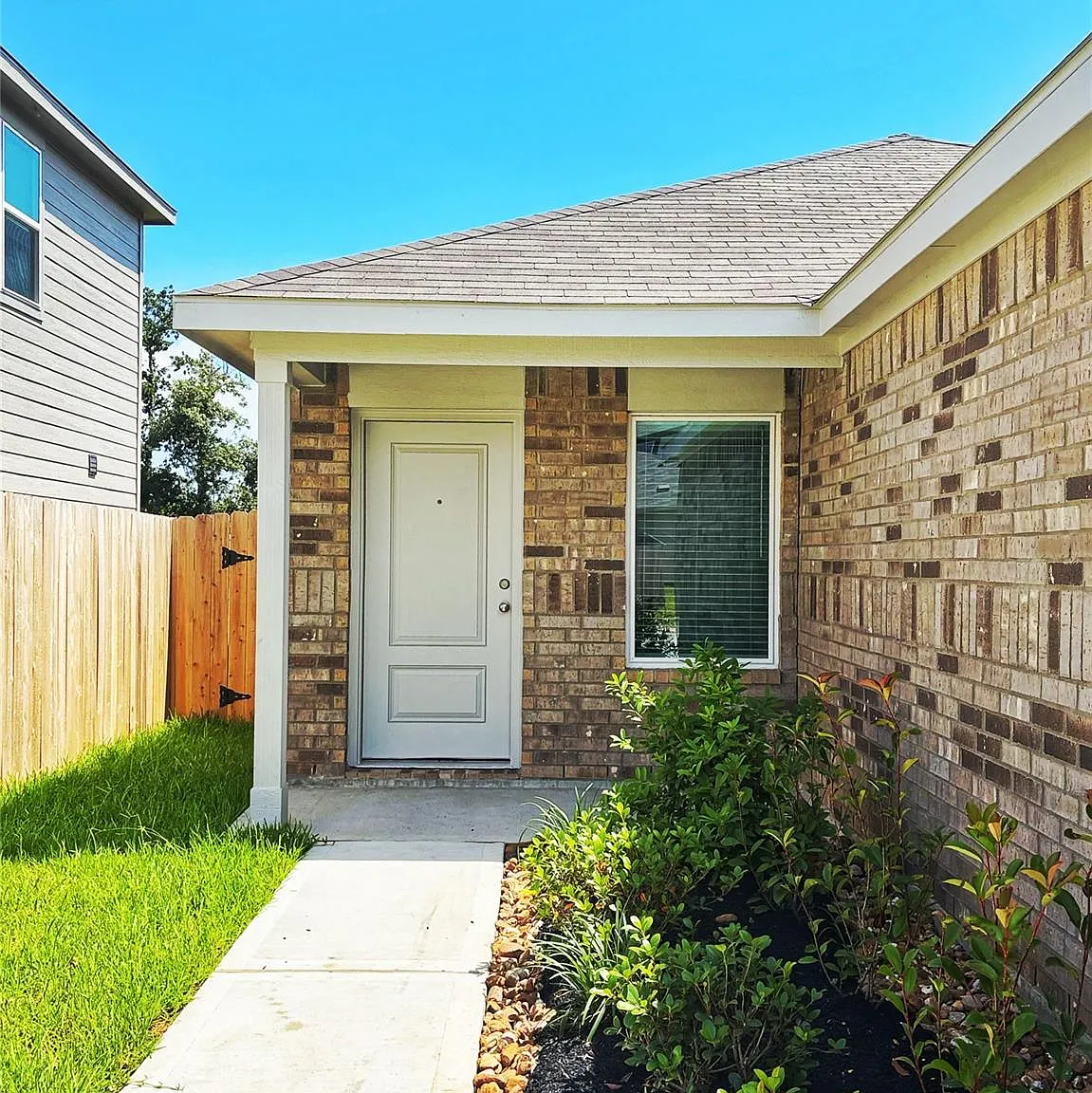 3 bed, 2.0 bath, 1273 sqft, $1,700 — Photo 2
