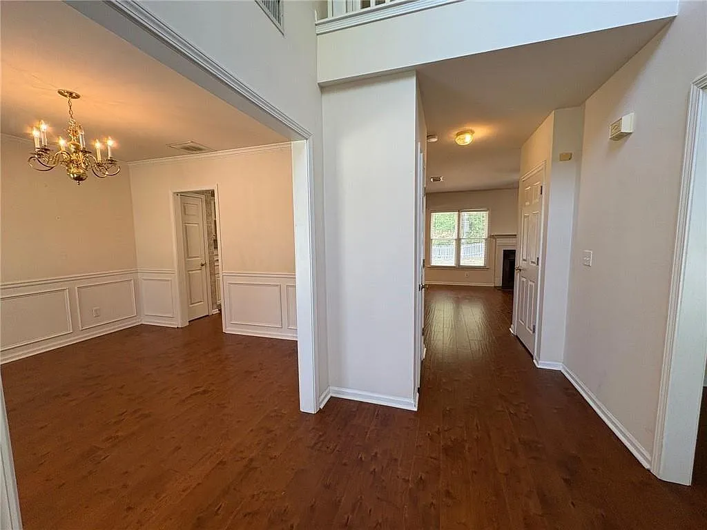 4 bed, 2.5 bath, 2344 sqft, $2,500 — Photo 2