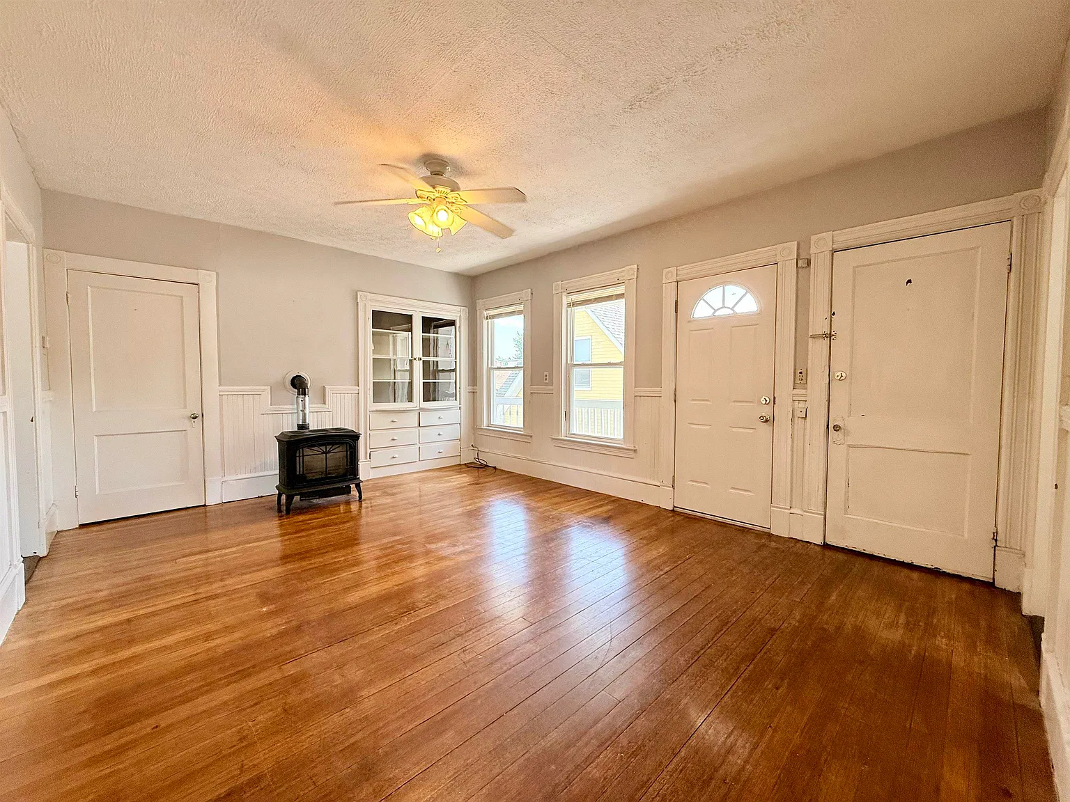 3 bed, 1.0 bath, 824 sqft, $2,000 — Photo 2