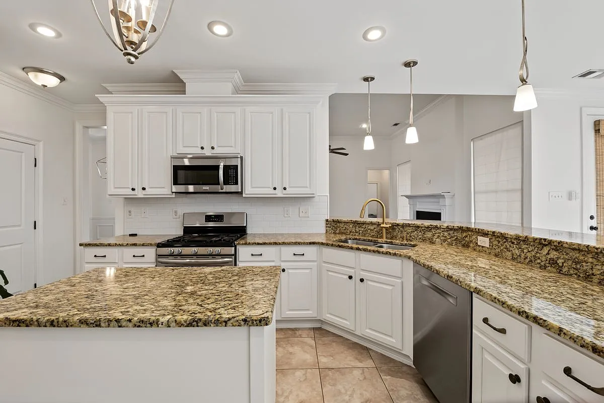 4 bed, 2.0 bath, 2045 sqft, $2,700 — Photo 4