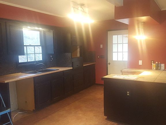 5th image of 404 Holly Hill St