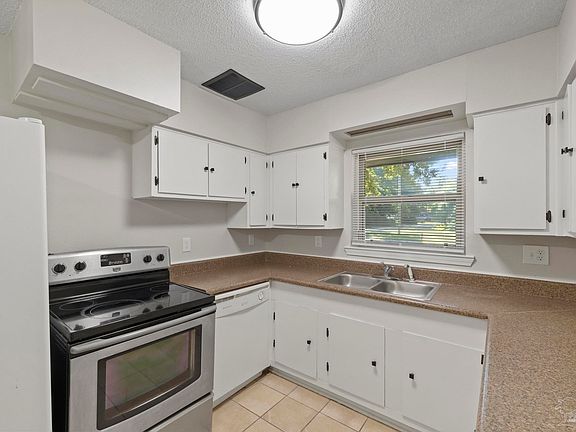 4th image of 926 Lake Terrace Ave