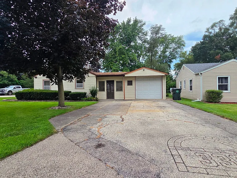 336 E Orchard St — Photo 1