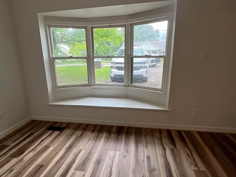 905 Lynn Dale Ln — Photo 8