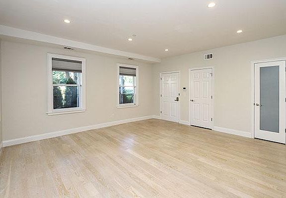 5th image of 1415 Old Northern Blvd #1N