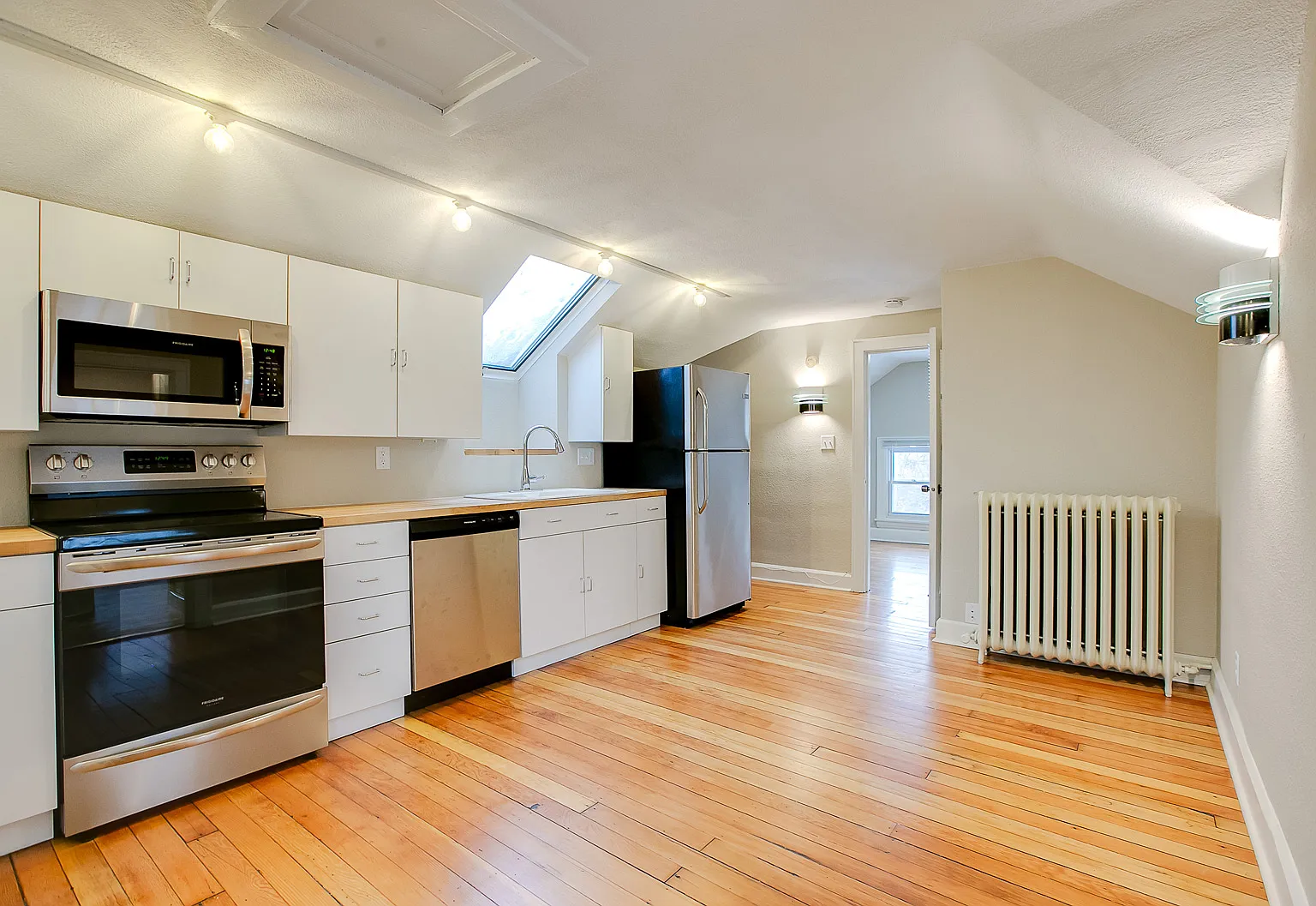 Blaisdell 2450 - 3 — Photo 1