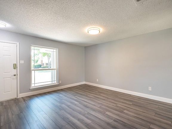 3rd image of 4937 Oak Hollow Dr