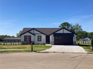 30 Yearling Ct, Charleston, IL 61920