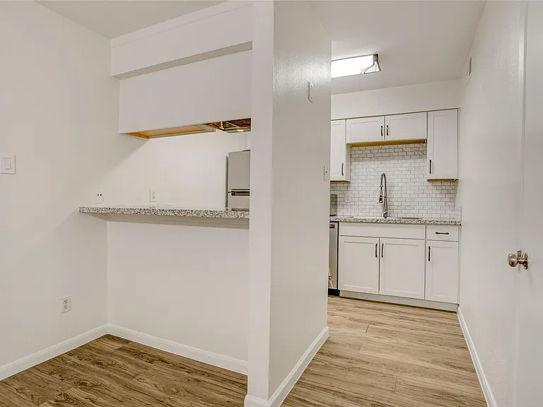 3131 Cummins St #14 — Photo 4