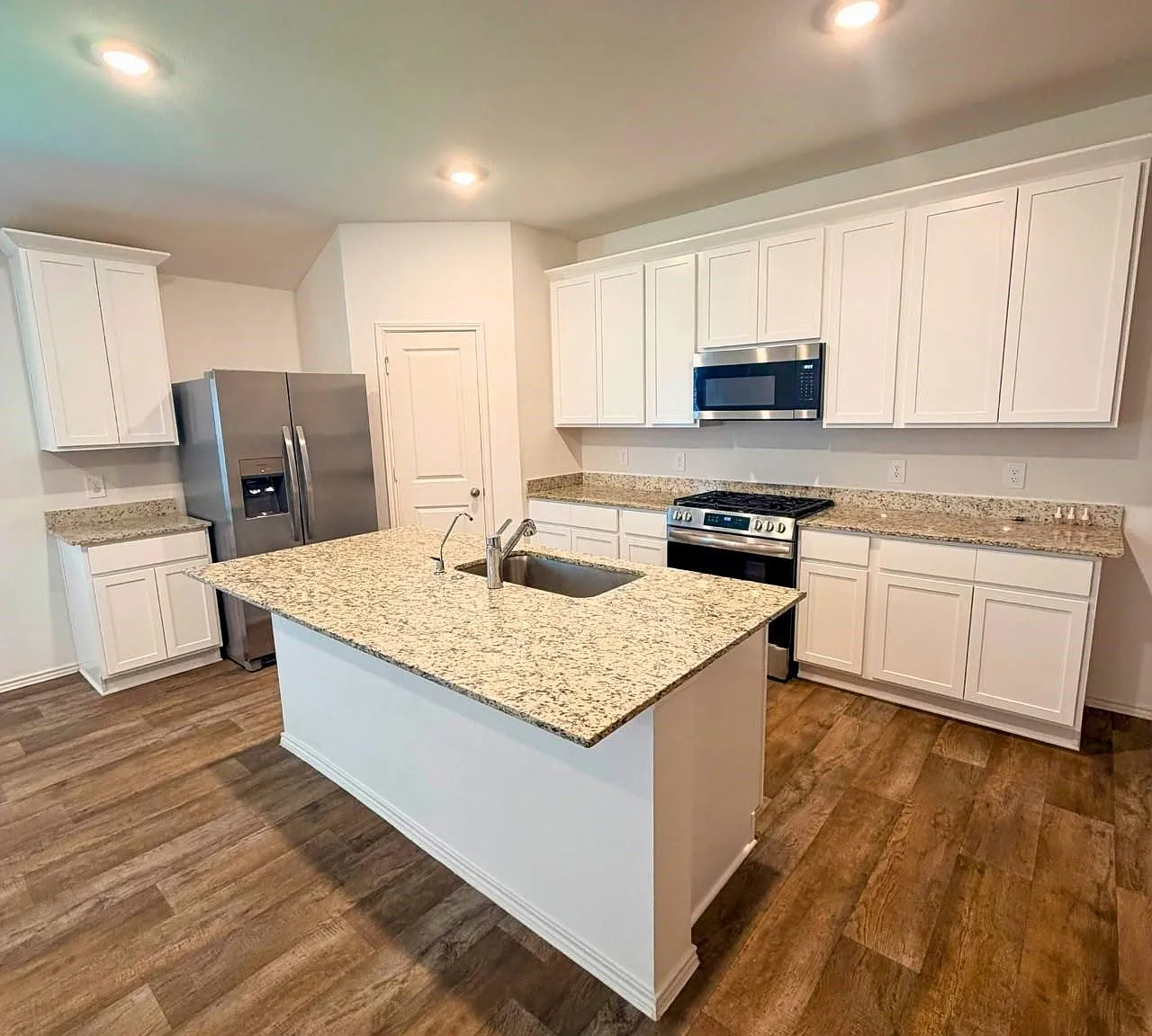 4 bed, 2.0 bath, 1778 sqft, $2,100 — Photo 2