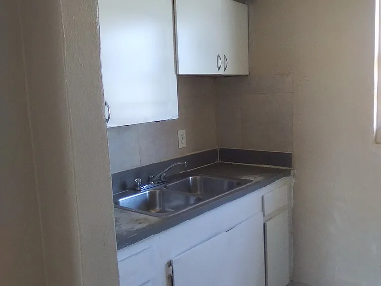 1217 Dr Martin Luther King Jr Blvd W #4 — Photo 3