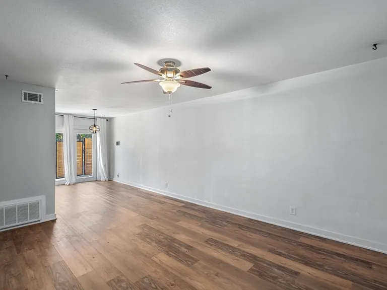 6211 Manor Rd #107 — Photo 2