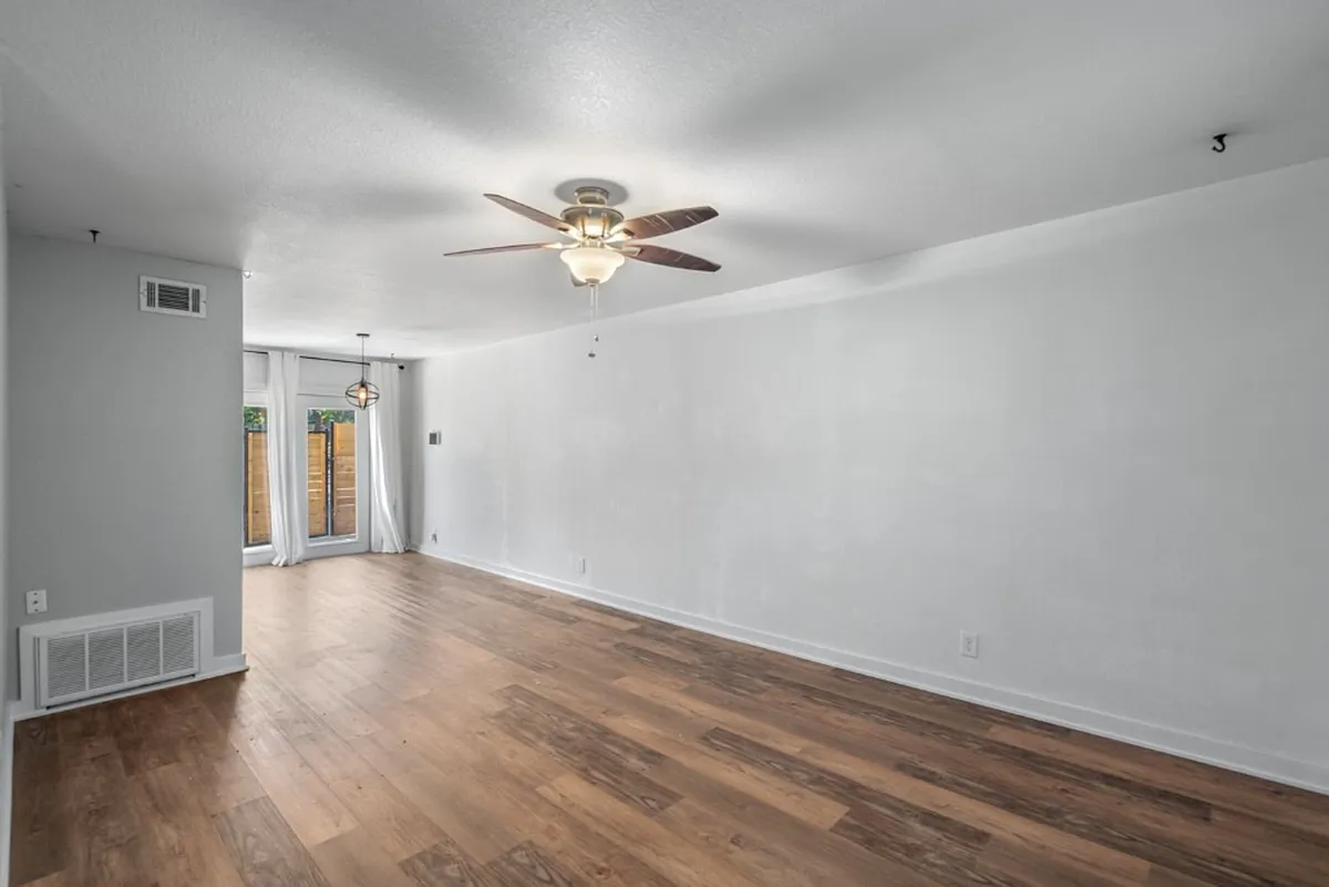 Building Photo - 6211 Manor Rd #107