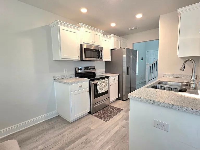 380 Hilburn Ln — Photo 4