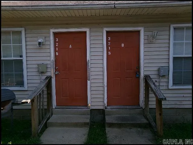 3 bed, 1.0 bath, 1100 sqft, $790 — Photo 2
