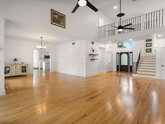 4th image of 733 Plantation Dr