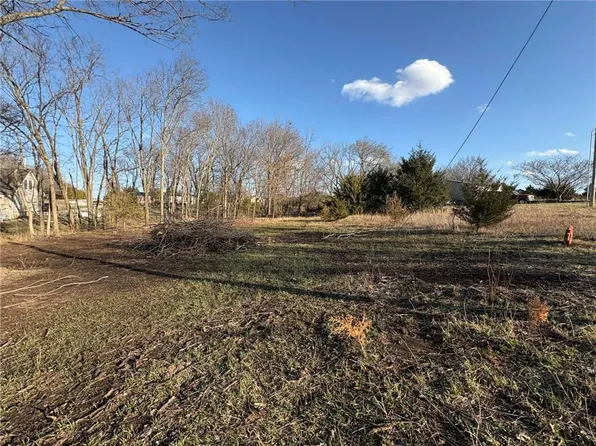 2 Applewood Ln, Linn Valley, KS 66040