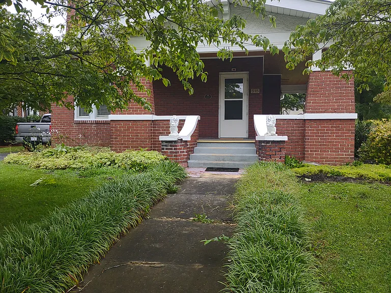 515 Maple St W — Photo 1