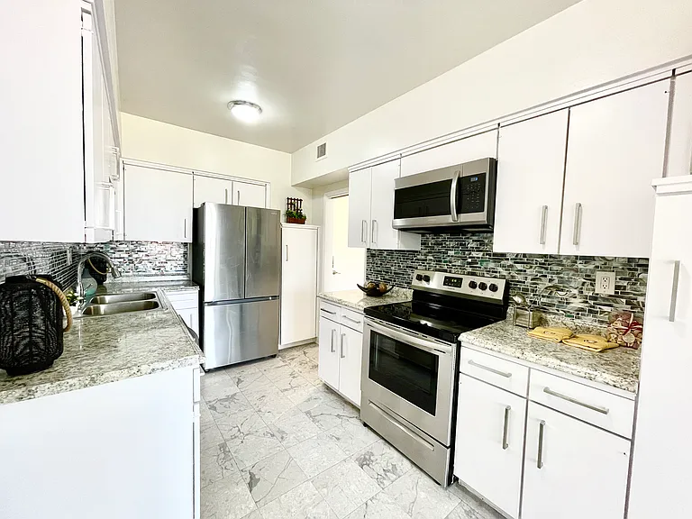 Occidental Towers Apartments — Photo 155