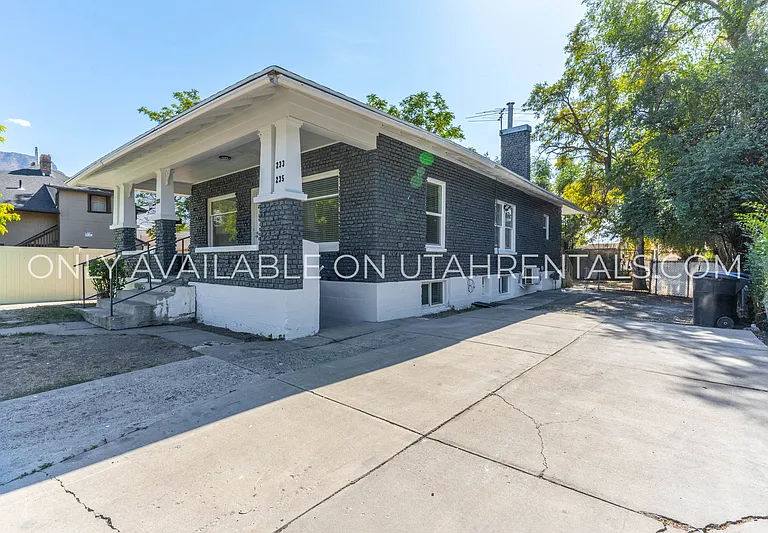 233 W 400 N — Photo 1