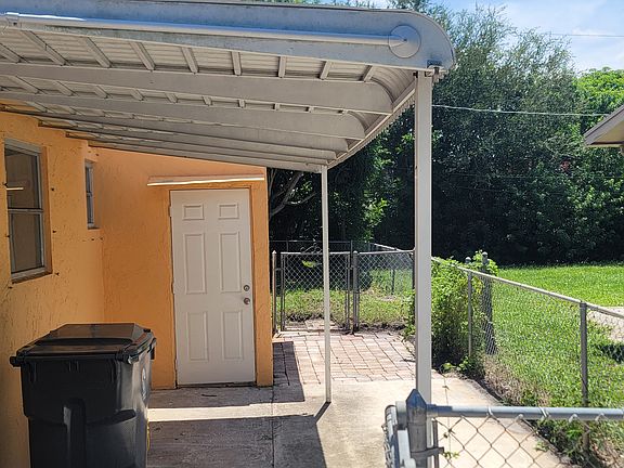 2nd image of 4214 Park Ln #1
