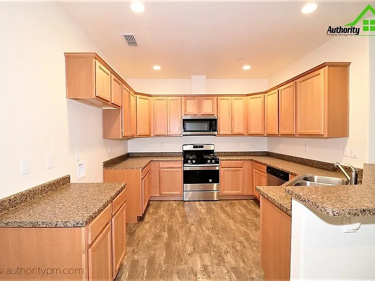 2530 Rainbow Ln #B — Photo 7