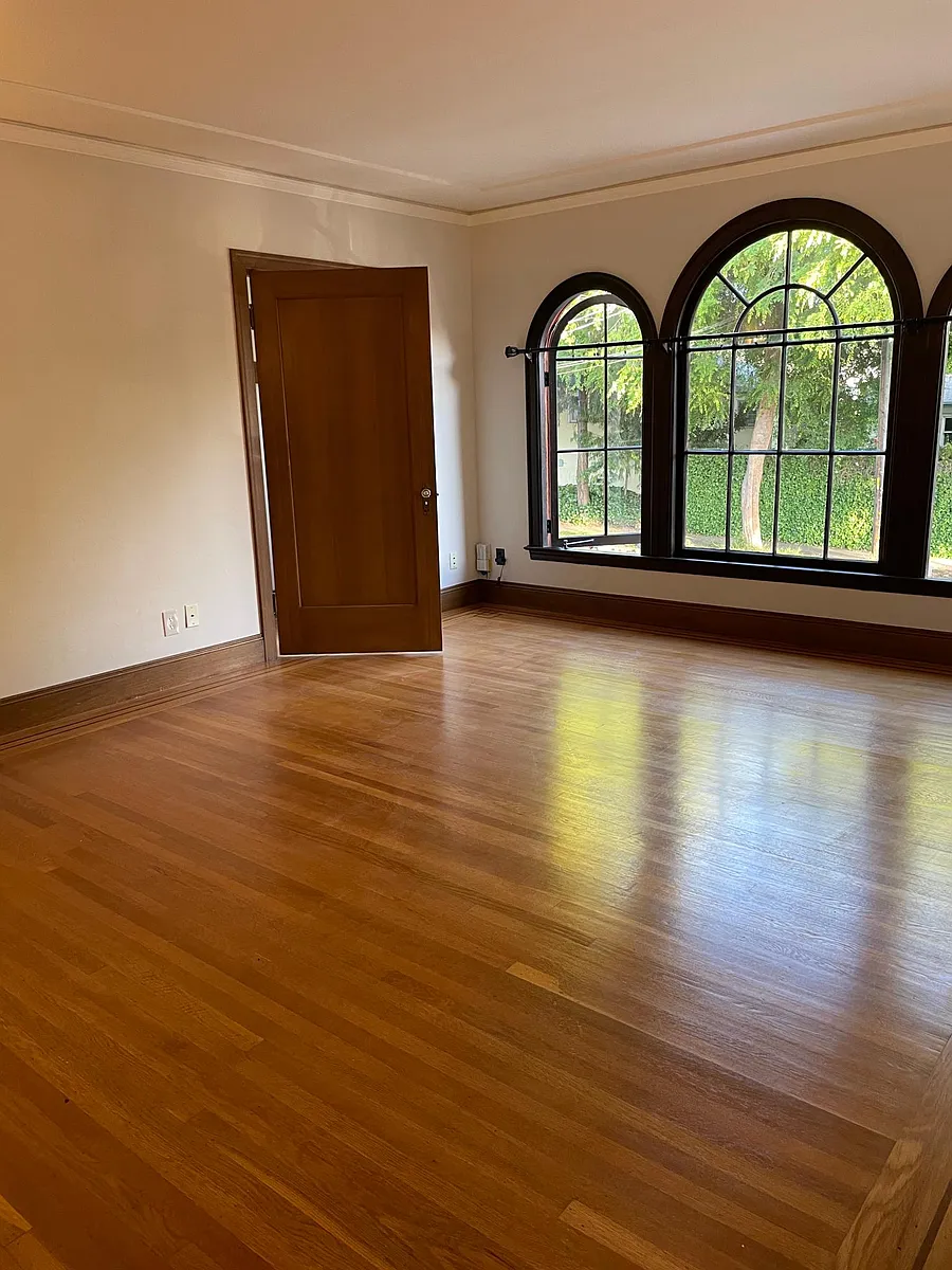 Living room - 436 McAuley St