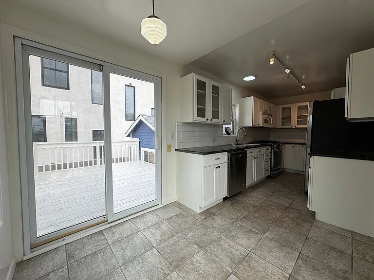1527 Golden Ave — Photo 9