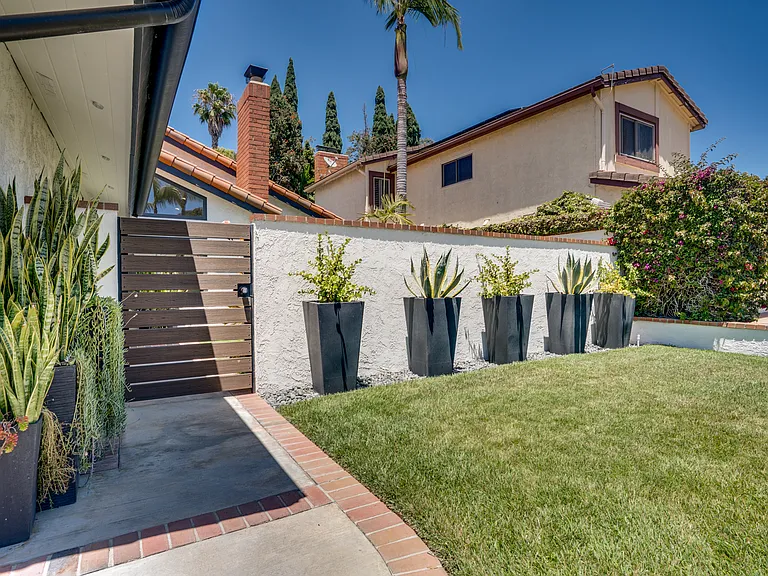 7201 Slater Ave — Photo 4