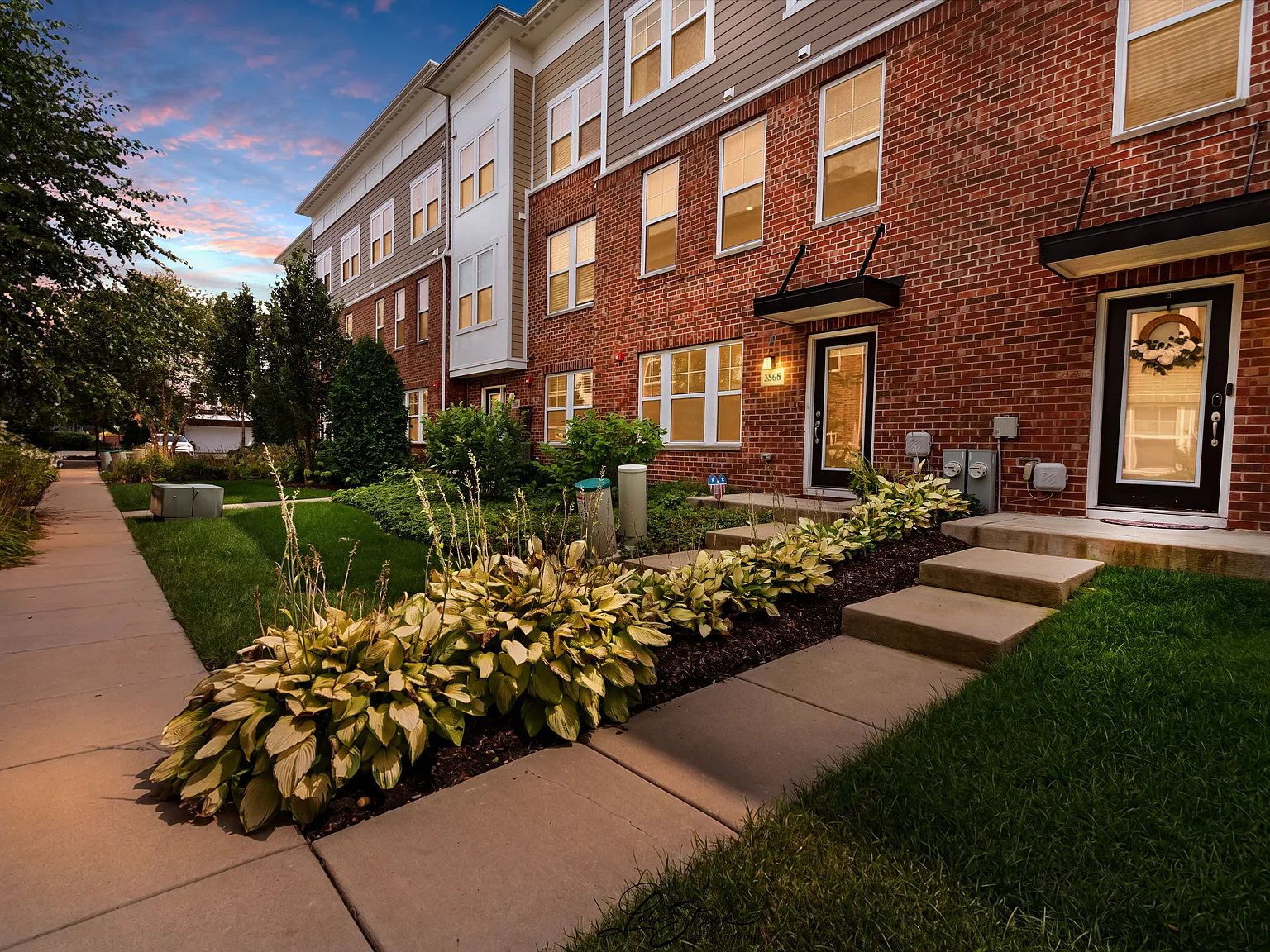 3 bed, 2.5 bath, 2400 sqft, $3,500 — Photo 1