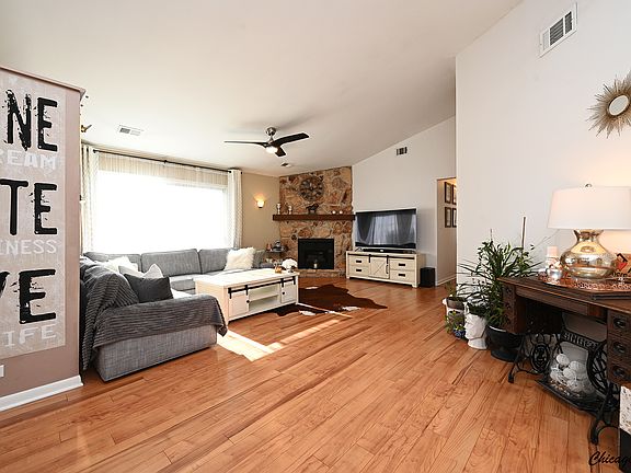 2nd image of 1735 Chesapeake Ln APT 8