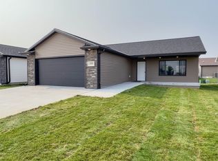 2205 E 38th St, Kearney, NE 68847