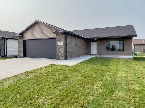 2205 E 38th St, Kearney, NE 68847