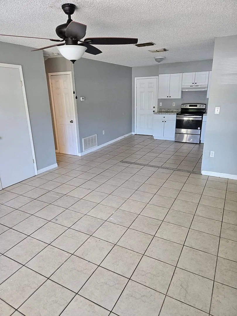 2 Bed / 1 Bath Duplex (Move In Special 1/2 Off 1st Month's Rent) — Photo 3