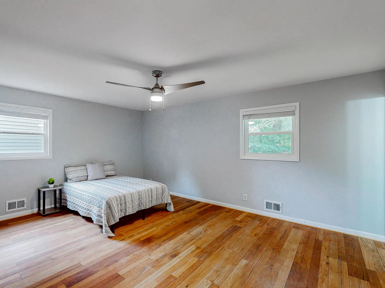 4 bed, 4.0 bath, 1989 sqft, $936 — Photo 1
