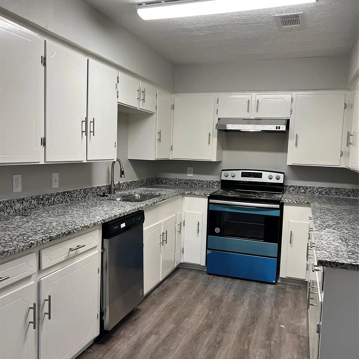 4 bed, 2.0 bath, 1890 sqft, $1,700 — Photo 3