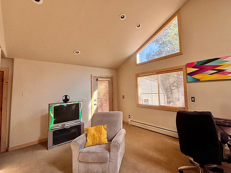 Picture of the bonus space off the kitchen as the current tenant has set up now.