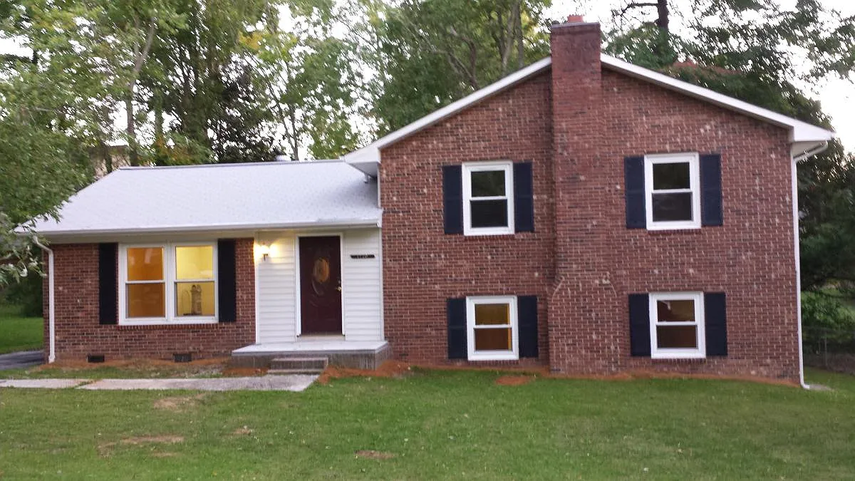 4 bed, 2.5 bath, 1900 sqft, $2,000 — Photo 1