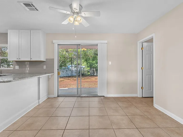 385 Lincoln Ave — Photo 11