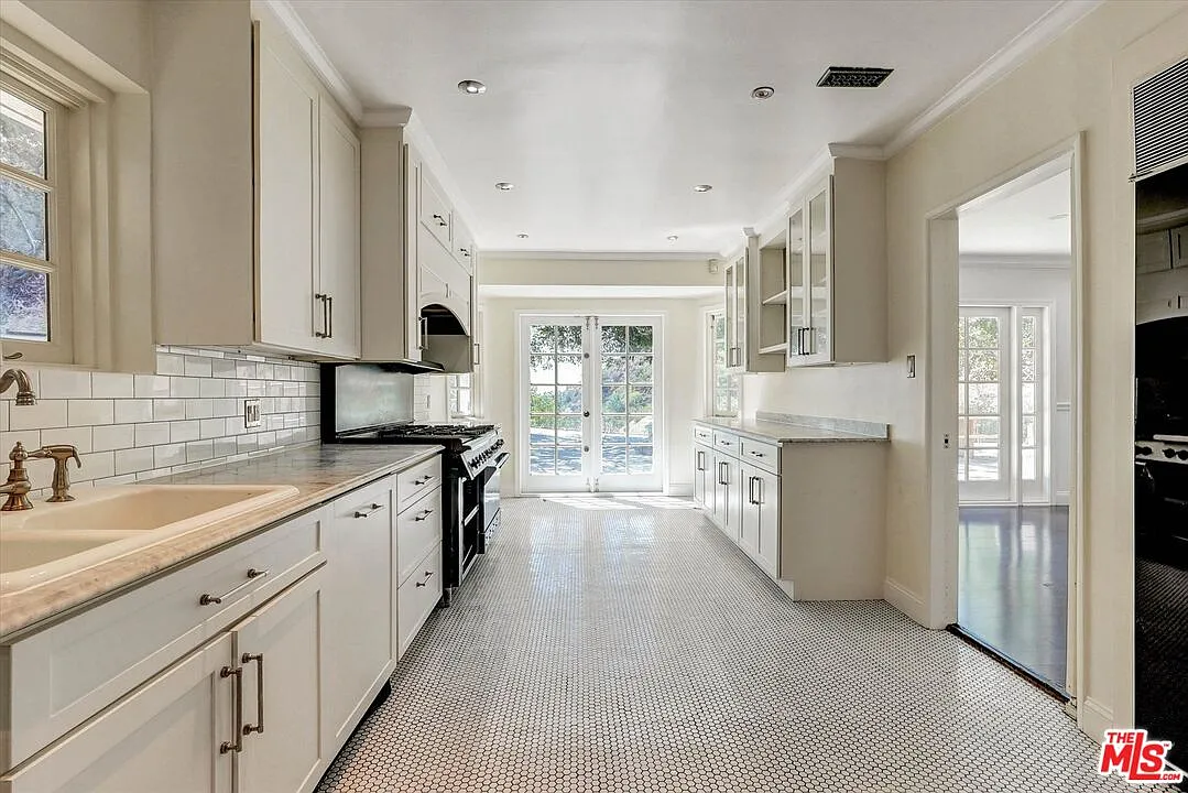 6 bed, 3.0 bath, 2474 sqft, $11,995 — Photo 4