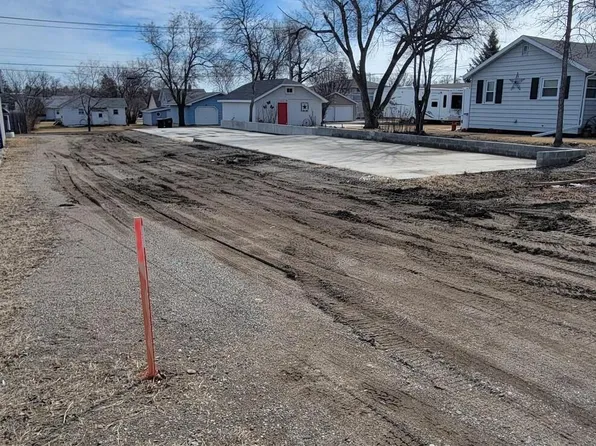 1009 8th Ave SE, Jamestown, ND 58401